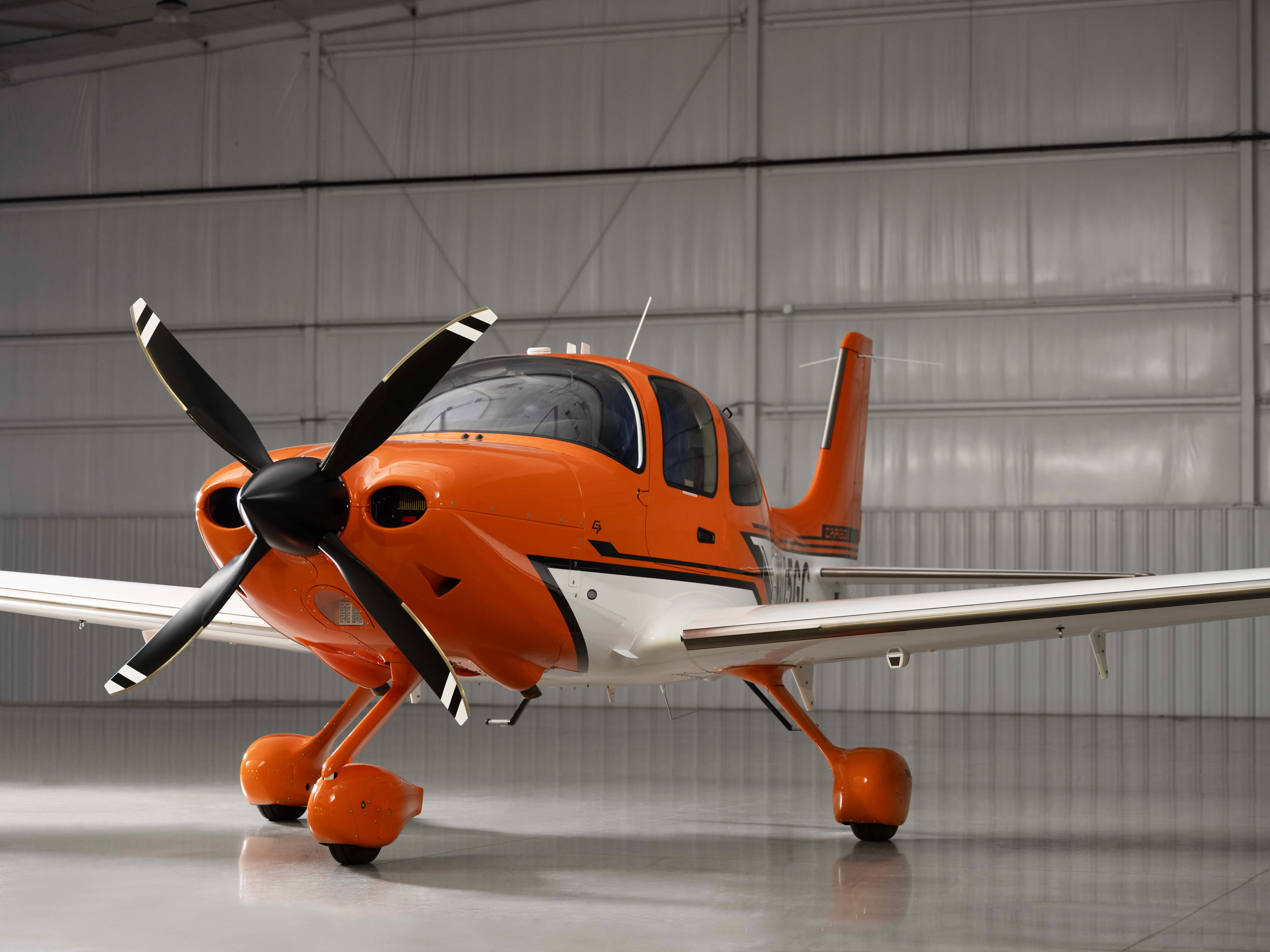 Aeronave Cirrus Laranja