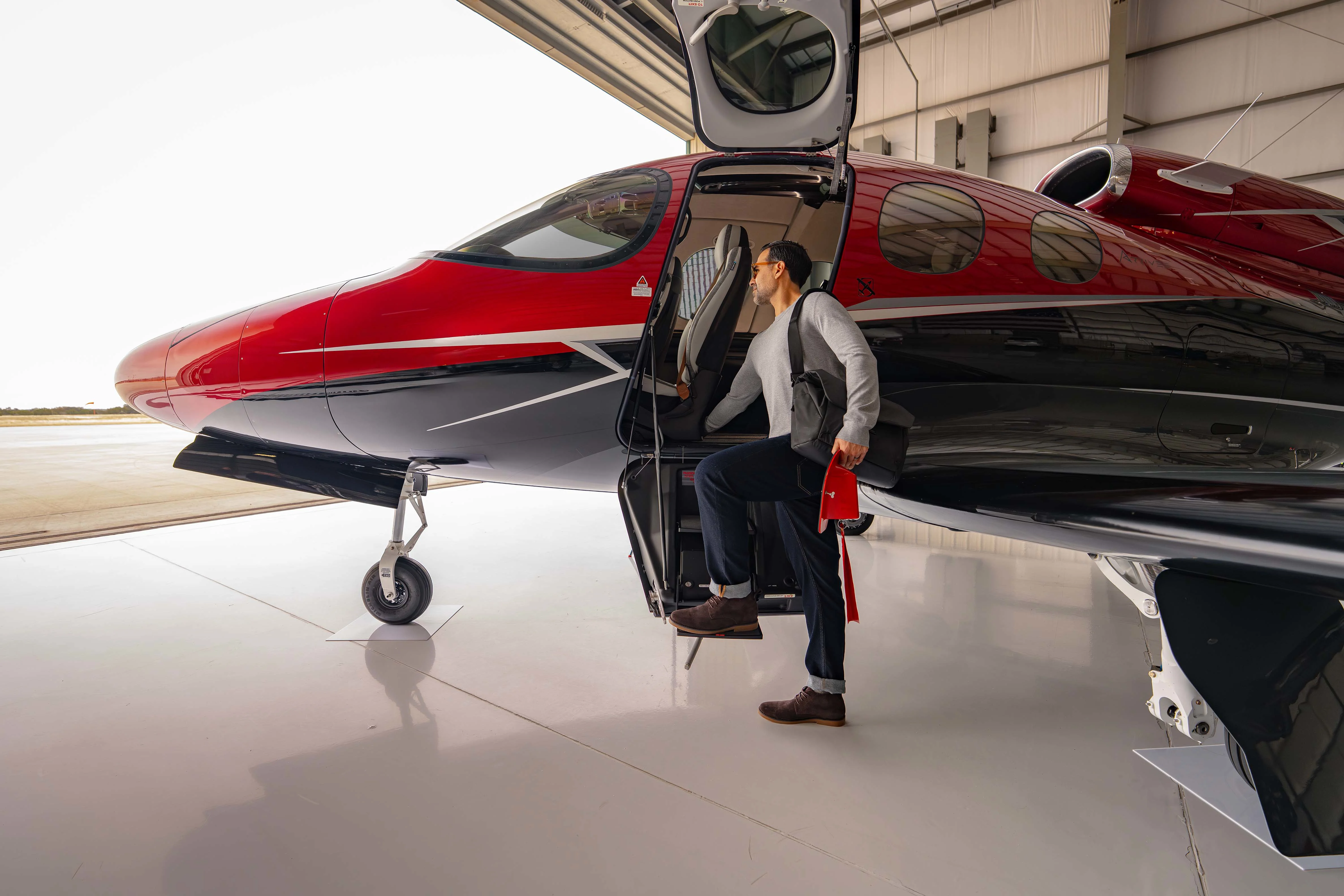 Piloto embarcando em um Cirrus
